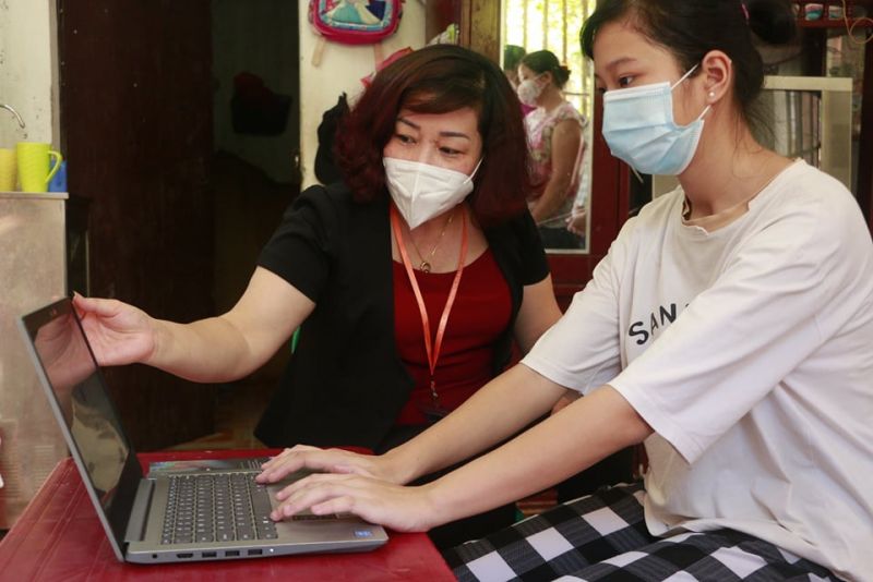 Đồng chí Lê Thị Thiên Hương, Phó Chủ tịch Hội LHPN Hà Nội chia sẻ niềm vui có máy tính mới với cháu Vương Ngọc Linh