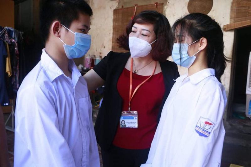 Đồng chí Lê Thị Thiên Hương, Phó Chủ tịch Hội LHPN Hà Nội thăm hỏi, động viên chị em cháu Trịnh Mai Phương tiếp tục vượt khó vươn lên