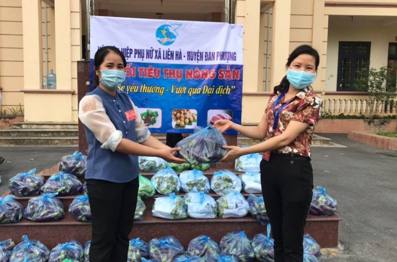 Những ngày qua, hình ảnh người cán bộ, hội viên phụ nữ Đan Phượng hăng hái, xông xáo và đầy trách nhiệm trong công tác phòng, chống dịch Covid-19 đã để lại ấn tượng đẹp trong lòng người dân