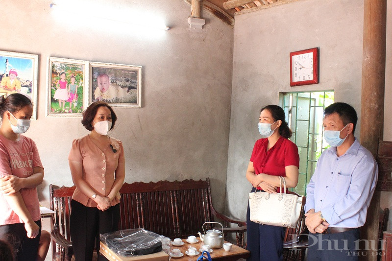 “Triển khai chương trình “Đồng hành cùng con”, thời gian qua Hội LHPN trao tặng 30 máy tính xách tay hỗ trợ các cháu học sinh có hoàn cảnh khó khăn để phục vụ công tác học tập. Qua tìm hiểu thực tế, chúng tôi thấy rằng còn rất nhiều cháu học sinh khác không đủ trang thiết bị để học tập, hoàn cảnh thật sự khó khăn