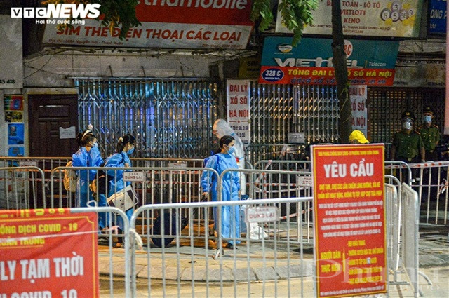 Người dân ở phường Thanh Xuân Trung được đưa đi cách ly tập trung.