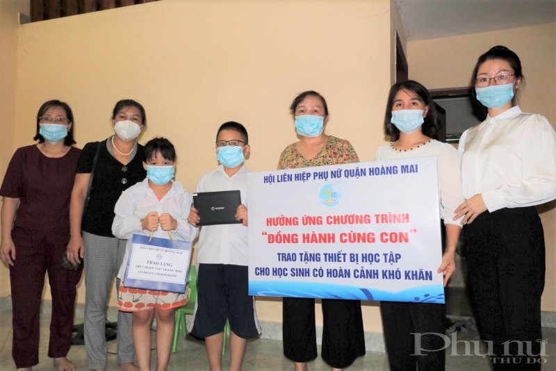 Hội LHPN quận Hoàng Mai tặng máy tính và quà cho học sinh có hoàn cảnh khó khăn trên địa bàn,