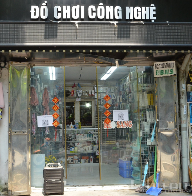 Hầu hết cửa hàng đều đã thực hiện xong việc dán mã QR. Nhưng khách hàng vẫn chưa có thói quen ra vào phải quét mã.