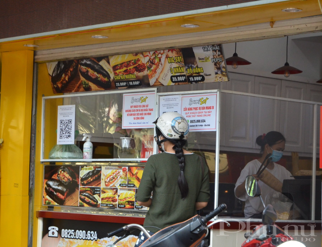 Một số cửa hàng thực hiện tốt việc dán mã QR và có tấm kính chống giọt bắn.