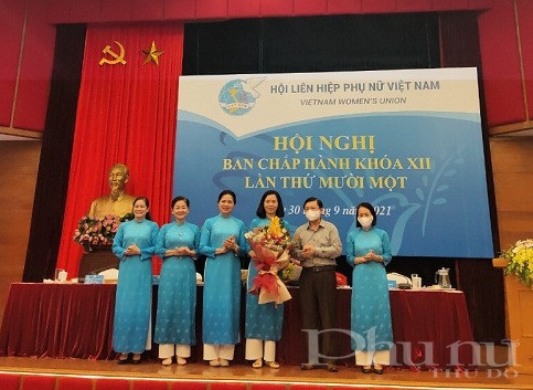 Nguyễn Hữu Dũng, Phó Chủ tịch UB TW MTTQ VN và Thường trực Đoàn Chủ tịch TW Hội tặng hoa chúc mừng tân Phó Chủ tịch Nguyễn Thị Minh Hương