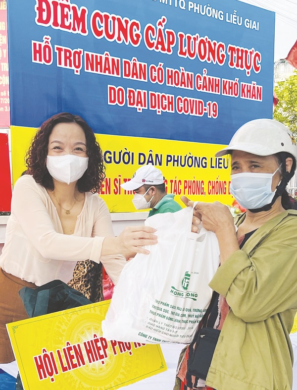 Đồng chí Đinh Thị Phương Liên – Chủ tịch Hội LHPN quận Ba Đình trao quà cho các gia đình khó khăn trên địa bàn quận