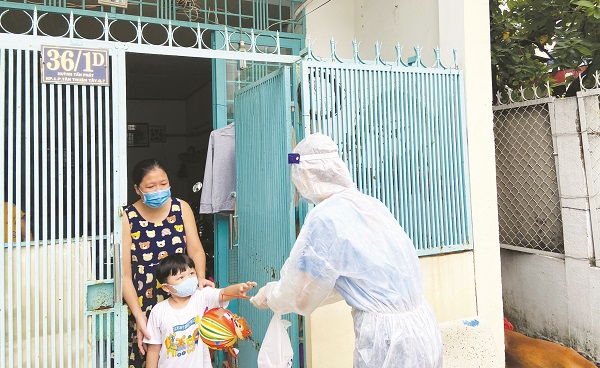 Các người đẹp đến từng nhà trao quà trung thu