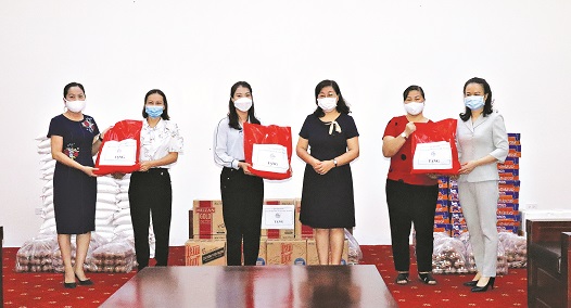 L&atilde;nh đạo Hội LHPN quận Bắc Từ Li&ecirc;m tặng qu&agrave; cho c&aacute;c gia đ&igrave;nh phụ nữ cao tuổi kh&oacute; khăn do dịch Covid-19 (Ảnh: Hồng Nhung)