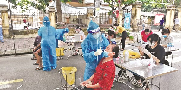 Nh&acirc;n vi&ecirc;n y tế lấy mẫu x&eacute;t nghiệm diện rộng người cao tuổi tr&ecirc;n địa b&agrave;nhuyện Thanh Tr&igrave;. (Ảnh: Hồng Nhung)