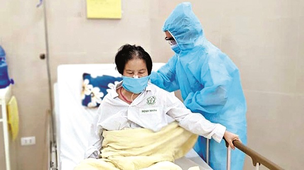 Nh&acirc;n vi&ecirc;n y tế hỗ trợ chăm s&oacute;c sức khoẻ to&agrave;n diện cho người bệnh để ngăn chặn dịch Covid-19 (Ảnh: Internet)