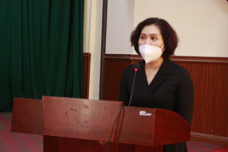 Đồng chí Lê Thị Hồng Minh, Bí thư Chi bộ, Phó Tổng biên tập Báo Phụ nữ Thủ đô phát biểu tại buổi trao tặng trang thiết bị y tế