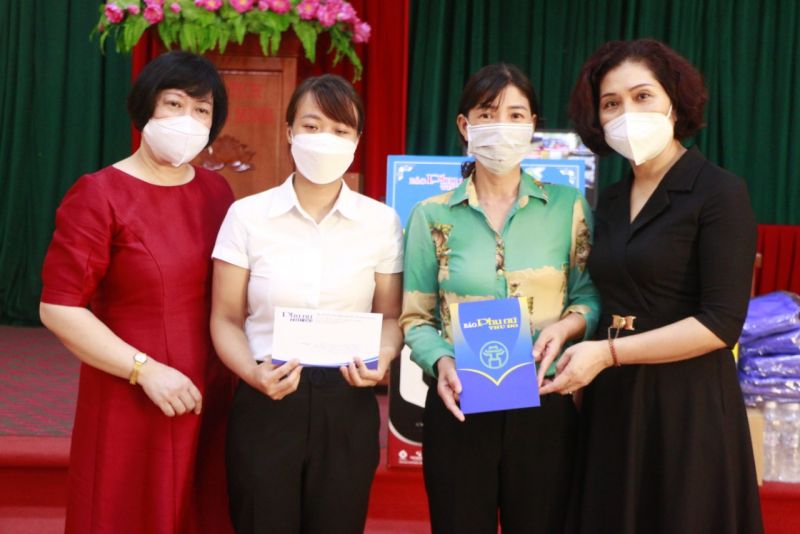 Báo Phụ nữ Thủ đô trao tặng kinh phí thăm hỏi hai cán bộ hội viên phụ nữ không may nhiễm Covid-19