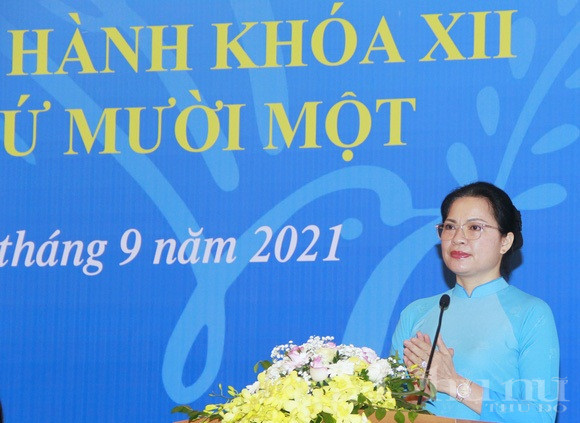 Đồng chí Hà Thị Nga - Ủy viên Ban Chấp hành Trung ương Đảng, Chủ tịch Hội LHPN Việt Nam phát động thi đua tại Hội nghị Hội nghị Ban Chấp hành TW Hội LHPN Việt Nam khóa XIl, lần thứ 11