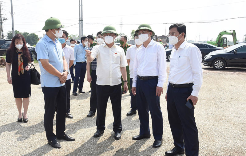 Ngay sau buổi tiếp xúc cử tri, đồng chí Đinh Tiến Dũng và lãnh đạo thành phố đã thăm, kiểm tra tình hình thực hiện một số dự án đầu tư xây dựng trên địa bàn huyện Gia Lâm