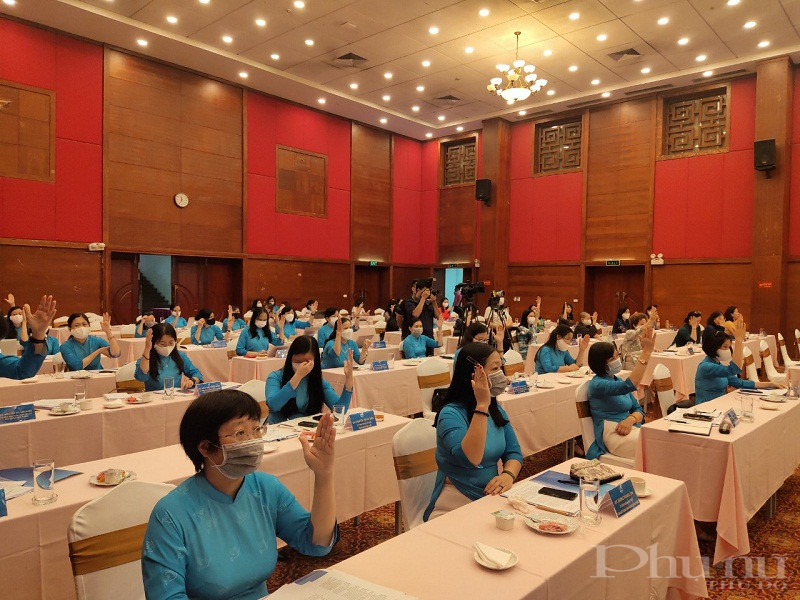 Các đại biểu biểu quyết bằng hình thức giơ tay bầu đồng chí Nguyễn  Thị Minh Hương giữ chức Phó chủ tịch Hội LHPN Việt Nam khóa XII