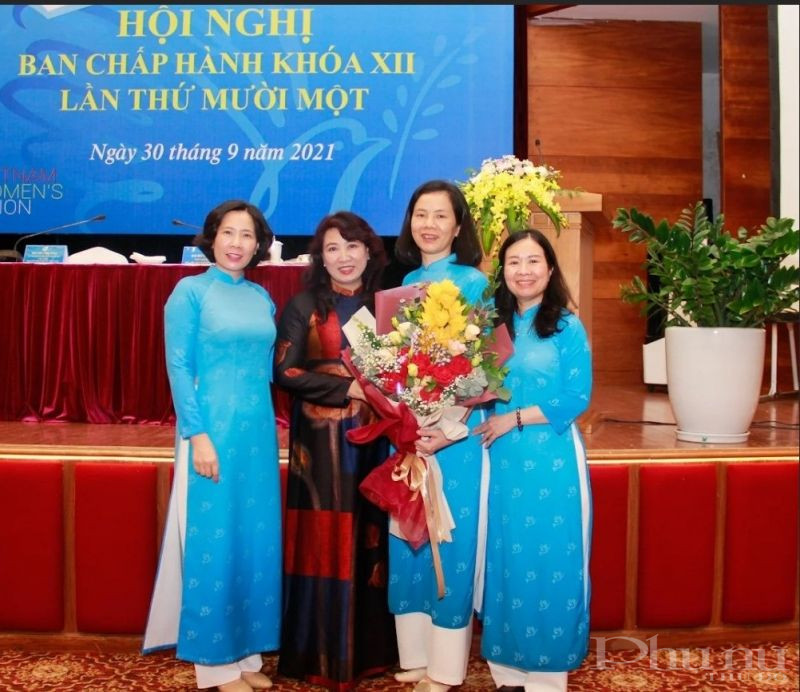Đồng chí Lê Kim Anh - Ủy viên Đoàn Chủ tịch Hội LHPN Việt Nam, Chủ tịch Hội LHPN Hà Nội  cùng các đại biểu tham dự hội nghị chụp ảnh kỷ niệm để chúc mừng đồng chí Nguyễn Minh Hương tân Phó Chủ tịch Hội LHPN Việt Nam khóa XII