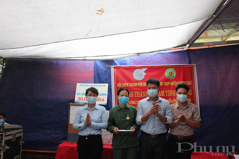 C&aacute;c đồng ch&iacute; l&atilde;nh đạo UBND x&atilde;, Hội  LHPN x&atilde; Hạ Bằng  tặng qu&agrave; cho gia đ&igrave;nh b&agrave; Ph&ugrave;ng Thị H&igrave;nh