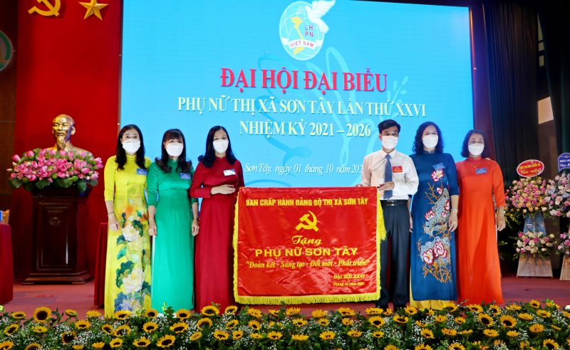 Lãnh đạo Thị ủy Sơn Tây tặng bức chướng cho đại diện Hội LHPN thị xã Sơn  Tây