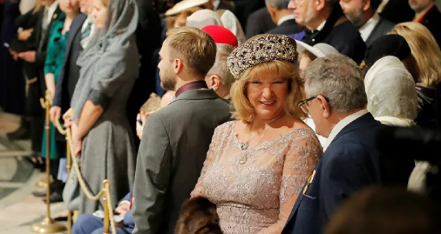 Khách dự đám cưới của Đại công tước Georgy Romanov và Victoria Bettarini tại Nhà thờ Isaac ở St. Petersburg.