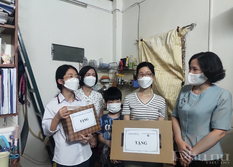 Đồng chí Lê Kim Anh, Chủ tịch Hội LHPN Hà Nội trao tặng máy tính xách tay cho gia đình em Nguyễn Ngân Giang