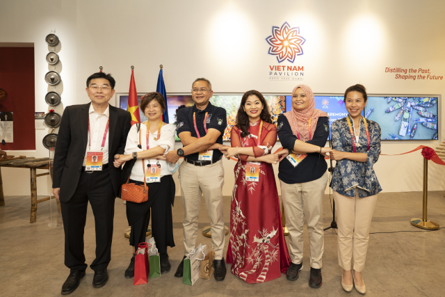 Bạn b&egrave; ASEAN chung vui c&ugrave;ng Nh&agrave; Triển l&atilde;m Việt Nam.