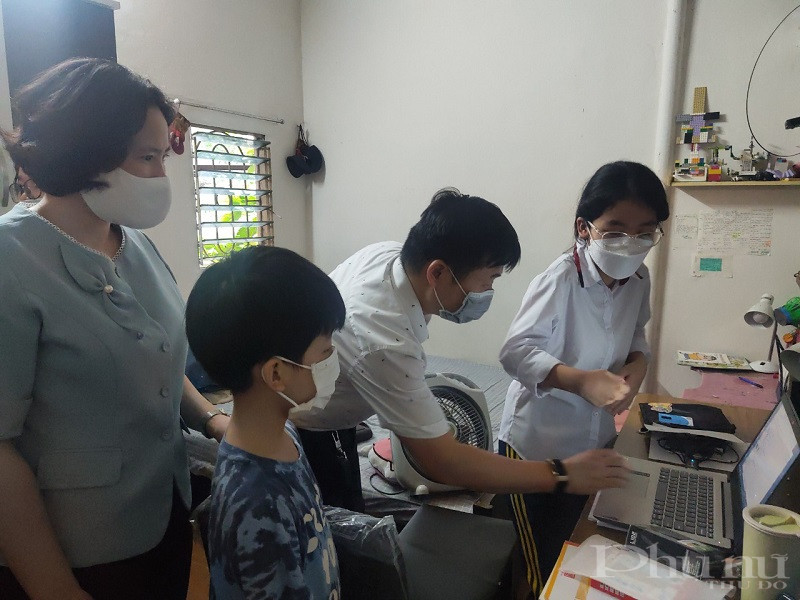 Đoàn công tác, cùng các nhà tài trợ đã tặng quà và hướng dẫn các em sử dụng máy tính xách tay hiệu quả, an toàn