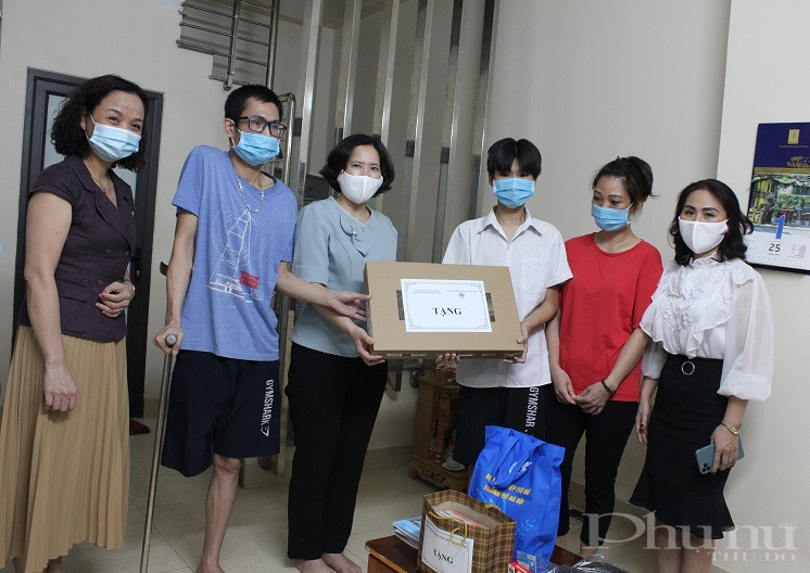 Trong thời gian qua, Hội LHPN Hà Nội, Hội LHPN quận Ba Đình và phường Liễu Giai đã luôn quan tâm, nắm bắt kịp thời những trường hợp các gia đình phụ nữ, trẻ em có hoàn cảnh khó khăn để có biện pháp giúp đỡ.