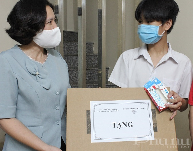 Đồng chí Lê Kim Anh, Chủ tịch Hội LHPN Hà Nội trao tặng máy tính xách tay cho em