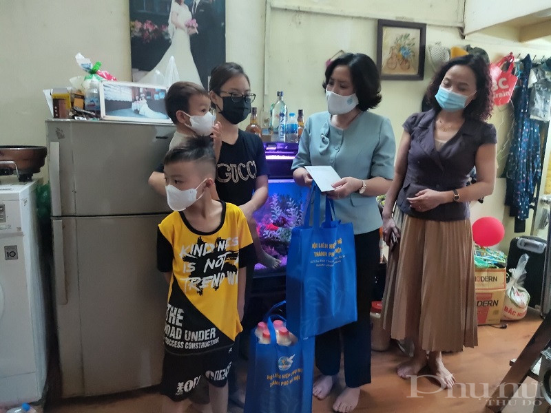 Thay mặt đoàn công tác Hội LHPN Hà Nội, Chủ tịch Lê Kim Anh đã tặng quà và động viên các gia đình có các cháu thuộc diện F0, F1 đã thực hiện cách ly trở về địa phương