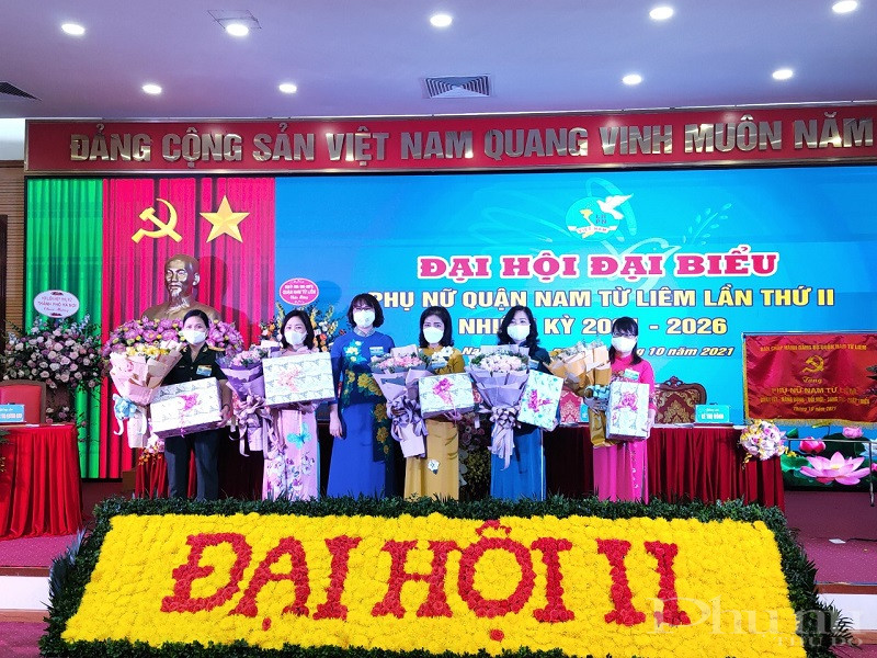 Đồng chí Lê Thị Bích Hà , Chủ tịch Hội LHPN quận Nam Từ Liêm tặng hoa chia tay các đồng chí thôi không tham gia Ban Chấp hành, nhiệm kỳ 2021- 2026