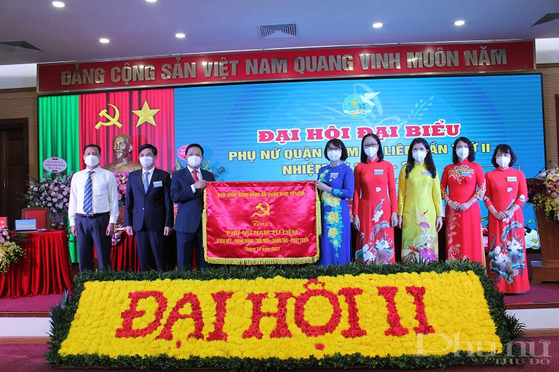 Thường trực quận ủy Nam Từ Liêm tặng bức trướng chúc mừng Đại hội