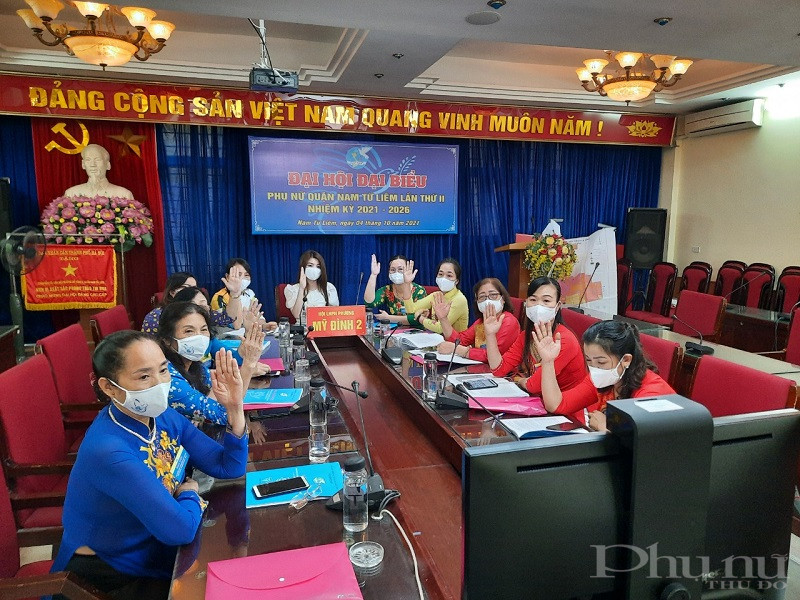 Các đại biểu theo dõi ở điểm cầu tại phường Mỹ Đình 2