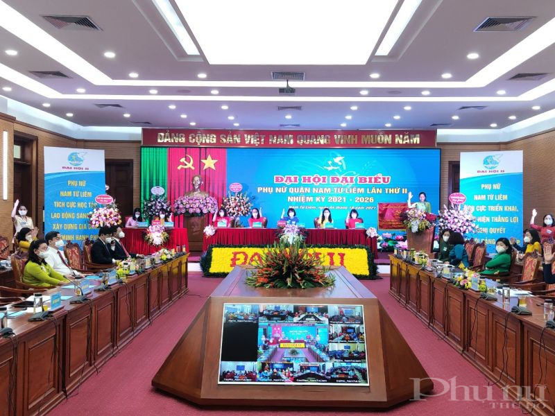 Các đại biểu biểu quyết bằng hình thức giơ tay để bầu Ban Chấp hành Hội LHPN quận, nhiệm kỳ 2021 - 2026