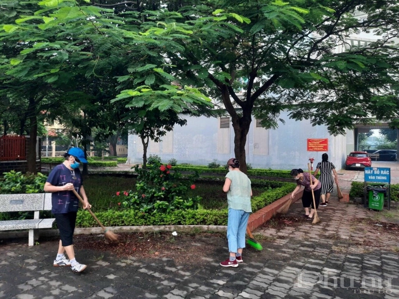 Phụ nữ Hoàng Mai ra quân vệ sinh môi trường phòng dịch sốt xuất huyết - ảnh 1