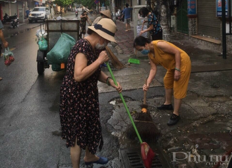 Phụ nữ Hoàng Mai ra quân vệ sinh môi trường phòng dịch sốt xuất huyết - ảnh 5