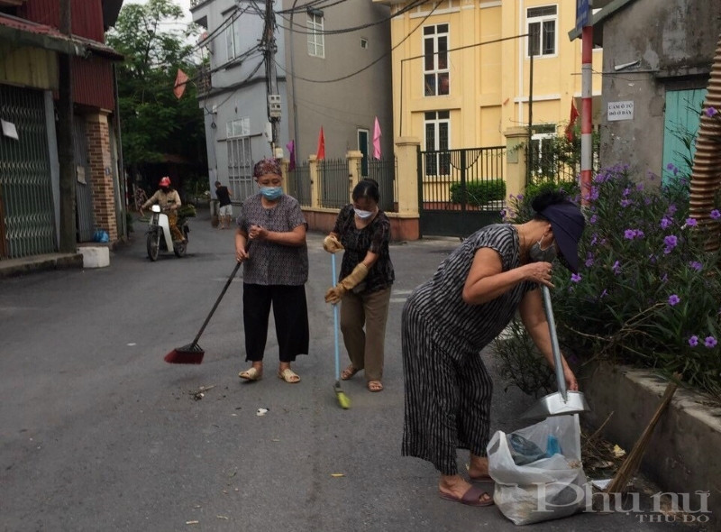 Phụ nữ Hoàng Mai ra quân vệ sinh môi trường phòng dịch sốt xuất huyết - ảnh 4