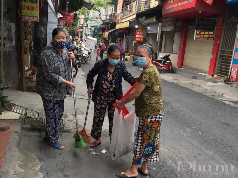 Phụ nữ Hoàng Mai ra quân vệ sinh môi trường phòng dịch sốt xuất huyết - ảnh 3