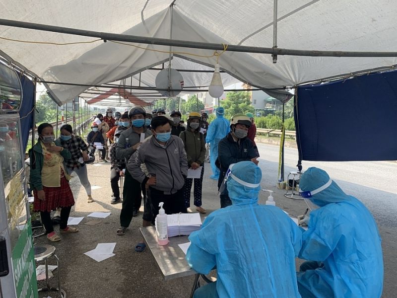 Trước khi về quê người dân được test Covid -19