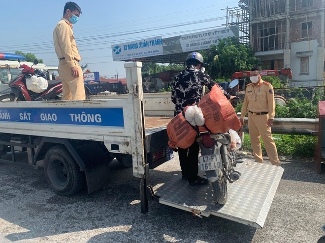 Người dân được hỗ trợ về quê an toàn