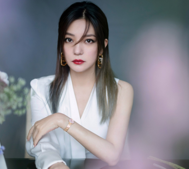 Triệu Vy bị gỡ tên khỏi một loạt tác phẩm, giải thưởng. Triệu Vy bị gỡ tên khỏi một loạt tác phẩm, giải thưởng.