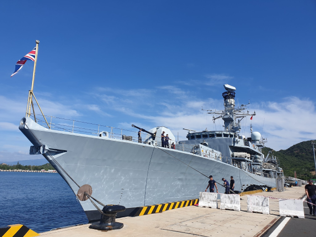 Tàu khu trục HMS Richmond của Anh tại cảng Cam Ranh, Khánh Hoà. Tàu khu trục HMS Richmond của Anh tại cảng Cam Ranh, Khánh Hoà.