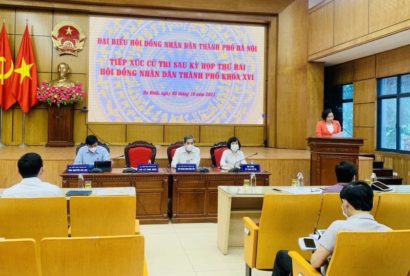 Quang cảnh buổi tiếp xúc cử tri