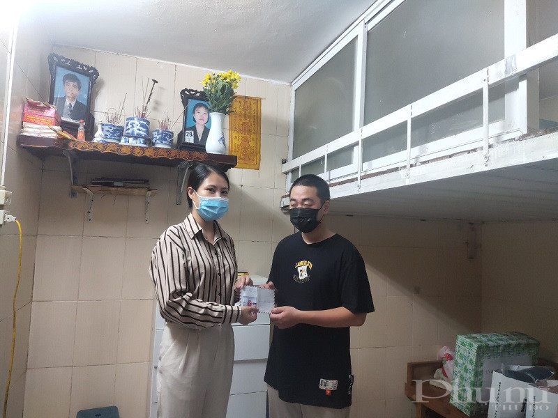 Hội LHPN phường Ngọc Khánh tặng quà cho gia đình