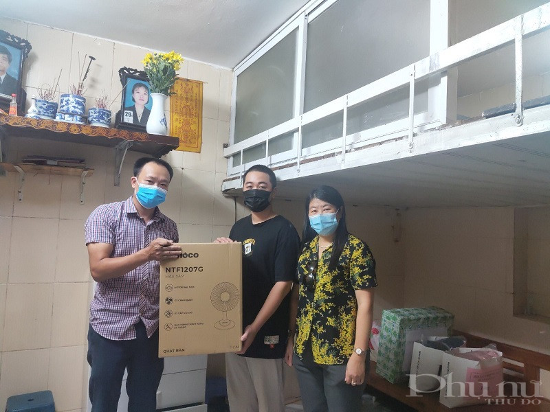 Đại diện lãnh đạo phường Ngọc Khánh tặng quà cho gia đình