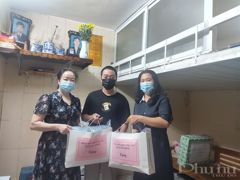 Hội LHPN quận tặng quà cho gia đình em