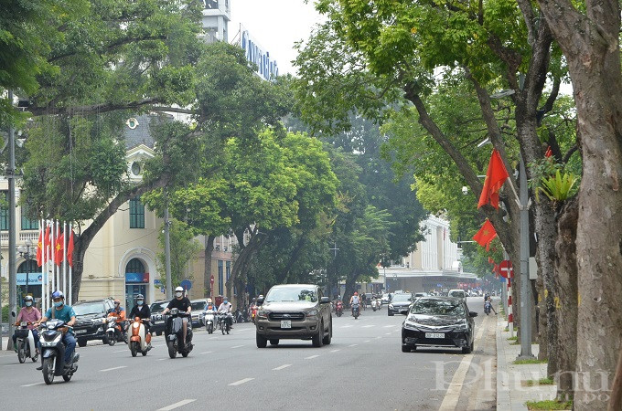 Bờ hồ Hoàn Kiếm cũng treo cờ , áp phích trang trí