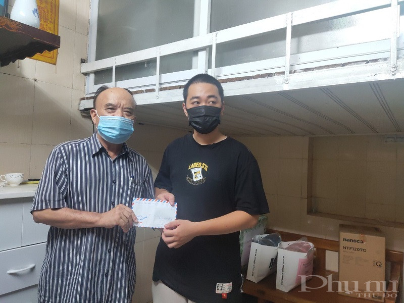 Đại diện lãnh đạo khu dân cư tặng quà cho gia đình