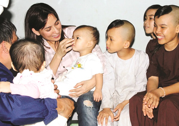 Phi Nhung bên các em bé mồ côi mà chị đang nhận nuôi từ thời trẻ