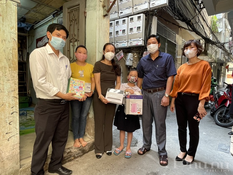 Tham gia đoàn công tác của Hội LHPN quận còn có các đồng chí  đại diện lãnh đạo Phường, Hội PN cơ sở tại phường Trung Phụng