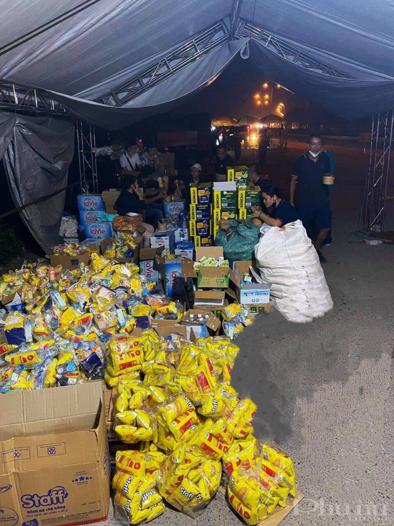 H&agrave;ng h&oacute;a được tập kết tại trạm nghỉ Cầu Giẽ